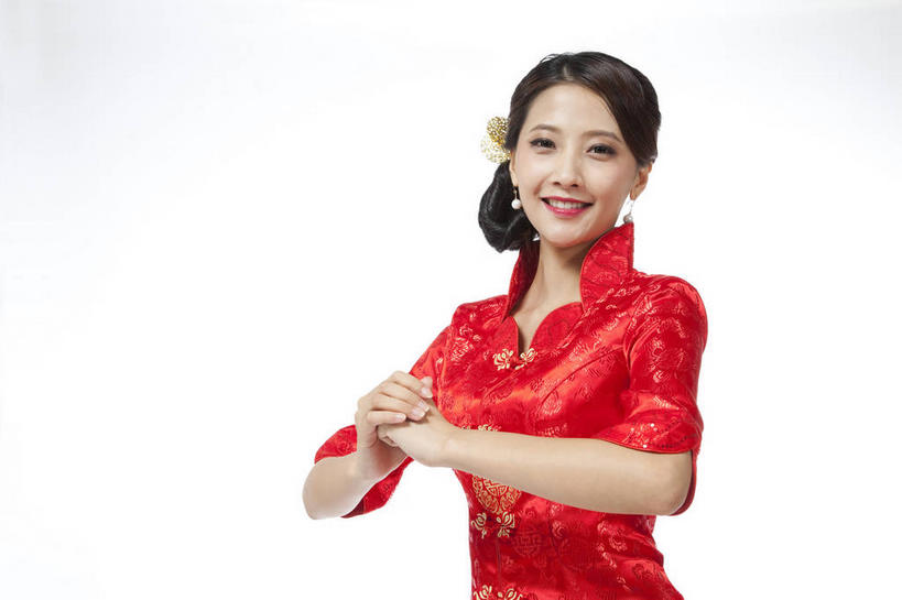 东方人,一个人,站,笑,微笑,露齿笑,横图,室内,白天,白色背景,正面,民族服装,亚洲,仅一个年轻女性,仅一个女性,仅一个人,旗袍,祝福,注视,黄种人,文化,装饰品,红色,耳环,饰品,首饰,观察,看,手势,站着,恭喜,摄影,影棚,观看,礼节,察看,关注,中国文化,摄影棚,祝贺,礼仪,祝愿,作揖,拱手,尊敬,恭敬,寒暄,恭贺,同喜,耳饰,年轻女性,女人,女性,亚洲人,站立,半身,彩图,影棚拍摄,传统服装,民俗服,拍摄,打手势,传统文化