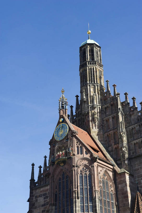 无人,教堂,竖图,室外,白天,仰视,旅游,度假,名胜古迹,窗户,标志建筑,地标,建筑,德国,欧洲,阴影,节日,遗迹,光线,影子,墙,古迹,文化,文物,娱乐,建设,古建筑,慕尼黑,圣母教堂,玻璃窗,墙壁,墙面,蓝色,蓝天,天空,阳光,天,祈祷,享受,休闲,健康,旅游胜地,放松,许愿,宗教,信仰,晴朗,纪念,祈求,基督教,西欧,天主教,信念,古文明,万里无云,德意志联邦共和国,首府,巴伐利亚,巴伐利亚州,拜恩州,拜恩自由州,平安,晴空,晴空万里,彩图,低角度拍摄,大教堂,礼拜堂,圣母主教座堂