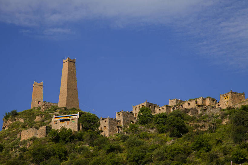 无人,家,横图,室外,白天,仰视,旅游,度假,名胜古迹,森林,山,山脉,树林,植物,标志建筑,地标,建筑,中国,亚洲,阴影,遗迹,光线,影子,房屋,屋子,山峰,云,云朵,山峦,云彩,古迹,文物,娱乐,建设,古建筑,楼房,住宅,树,树木,蓝色,绿色,白云,蓝天,天空,阳光,自然,群山,天,享受,休闲,旅游胜地,放松,四川省,生长,晴朗,成长,古文明,东亚,四川,阿坝,中华人民共和国,西南地区,阿坝藏族羌族自治州,阿坝州,川,晴空,彩图,低角度拍摄,房子,马尔康,马尔康县