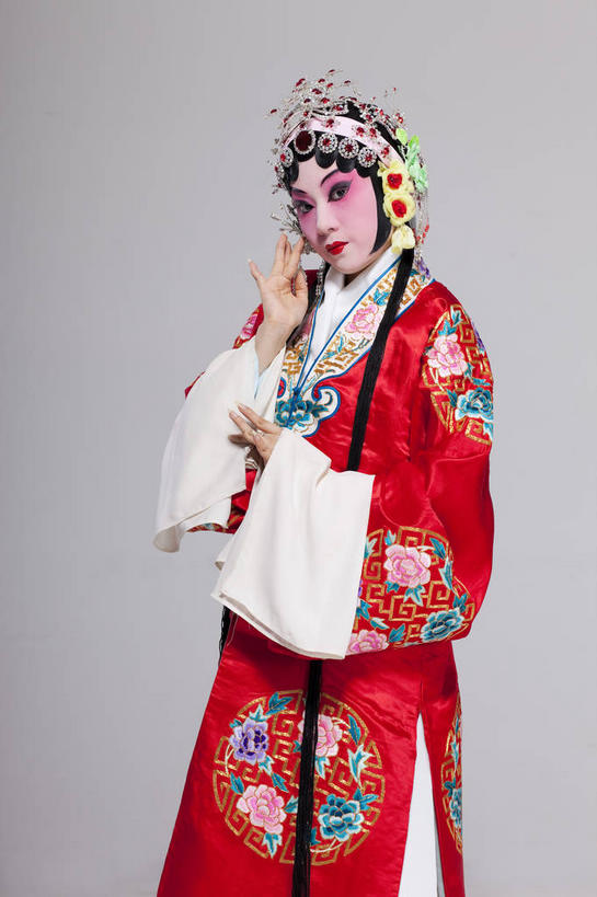 东方人,一个人,演员,站,竖图,室内,白天,正面,民族服装,化妆,亚洲,仅一个年轻女性,仅一个女性,仅一个人,表演,灰色背景,服装,装饰,头饰,注视,黄种人,文化,扮演,衣服,红色,彩妆,发饰,饰品,观察,看,站着,摄影,服饰,影棚,观看,华丽,修饰,点缀,察看,演出,衣着,穿着,关注,中国文化,摄影棚,戏剧,表演服,演出服,京剧,配饰,戏曲,国粹,皮黄,衬托,美观,雅致,雅观,衣饰,道具服,青衣,年轻女性,女人,女性,亚洲人,站立,半身,彩图,影棚拍摄,传统服装,民俗服,拍摄,京剧服饰,国剧,京戏,平剧,中国戏曲,旦角,传统文化,舞台妆,旦,京剧演员,角色,正旦