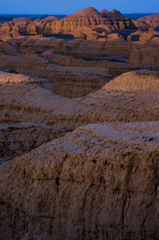 无人,竖图,俯视,室外,白天,旅游,度假,石头,美景,沙漠,山,山脉,中国,亚洲,阴影,光线,石子,影子,景观,山峰,山峦,娱乐,蓝色,蓝天,天空,阳光,自然,群山,天,享受,休闲,景色,放松,晴朗,自然风光,砂岩,东亚,沉积岩,新疆,万里无云,中华人民共和国,新疆维吾尔自治区,西北地区,水成岩,大漠,砂漠,石块,岩石,晴空,晴空万里,彩图,高角度拍摄,罗布泊,新