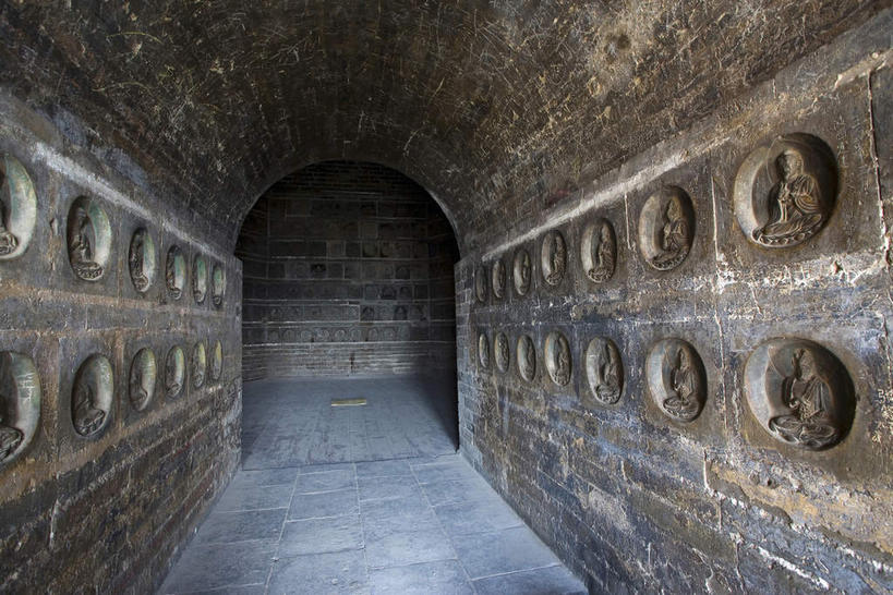 无人,寺庙,横图,室内,白天,正面,旅游,度假,名胜古迹,门,标志建筑,地标,建筑,中国,亚洲,节日,遗迹,墙,拱门,走道,走廊,塔,过道,古迹,文化,文物,娱乐,建设,古建筑,宝塔,佛塔,墙壁,墙面,门框,庙宇,祈祷,享受,休闲,健康,旅游胜地,放松,许愿,宗教,佛教,信仰,纪念,祈求,古文明,东亚,中华人民共和国,河南,河南省,豫,华中地区,洛阳,洛阳市,释教,浮图,浮屠,平安,彩图,庙,寺,塔婆,浮图塔,浮头,佛图