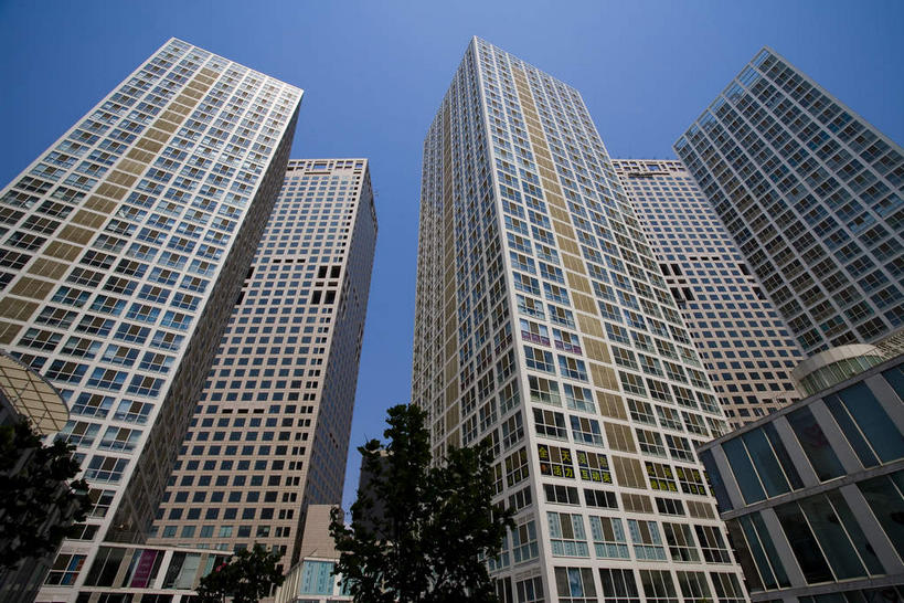 无人,高楼大厦,横图,室外,白天,仰视,度假,美景,植物,城市风光,标志建筑,城市,大厦,地标,建筑,摩天大楼,北京,中国,亚洲,阴影,光线,影子,景观,首都,娱乐,建设,树,树木,蓝色,绿色,蓝天,天空,阳光,自然,天,享受,休闲,景色,放松,生长,晴朗,成长,东亚,万里无云,中华人民共和国,北京市,京,北平,华北地区,朝阳区,晴空,晴空万里,彩图,低角度拍摄,大楼,高层建筑,高楼,摩天楼,北京CBD,北京商务中心区,中国北京大北窑,北京建外SOHO,建外SOHO