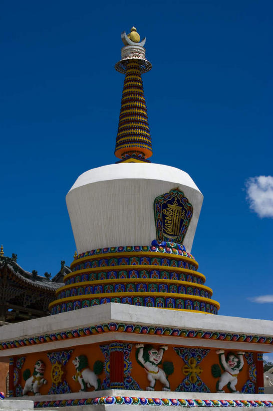 无人,寺庙,竖图,室外,白天,仰视,旅游,度假,名胜古迹,标志建筑,地标,建筑,中国,亚洲,阴影,节日,遗迹,光线,影子,云,云朵,云彩,古迹,文化,文物,娱乐,建设,古建筑,蓝色,白云,蓝天,天空,阳光,庙宇,天,祈祷,享受,休闲,健康,旅游胜地,放松,许愿,宗教,佛教,信仰,晴朗,纪念,祈求,古文明,东亚,喇嘛教,藏传佛教,青海,青海省,塔尔寺,鲁沙尔镇,西宁,中华人民共和国,省会,西北地区,西宁市,青,释教,县城,湟中,湟中县,平安,晴空,彩图,低角度拍摄,庙,寺,藏语系佛教,西藏佛教