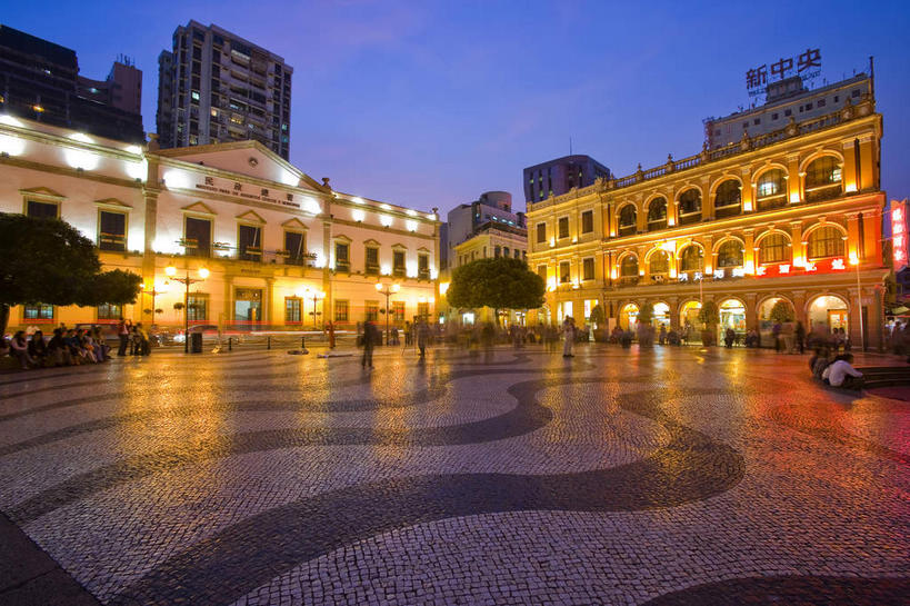 东方人,家,高楼大厦,广场,走,横图,室外,夜晚,仰视,旅游,度假,名胜古迹,标志建筑,大厦,地标,建筑,路灯,摩天大楼,照明,澳门,中国,亚洲,阴影,服装,遗迹,光线,影子,房屋,屋子,公寓,灯光,许多人,黄种人,古迹,文物,娱乐,建设,古建筑,洋房,楼房,住宅,灯,衣服,蓝色,蓝天,天空,楼宇,天,一群人,享受,休闲,旅游胜地,放松,服饰,照亮,衣着,照明设备,穿着,古文明,东亚,港澳台,中华人民共和国,澳门特别行政区,澳,衣饰,男人,男性,年轻男性,年轻女性,女人,女性,亚洲人,步行,散步,走路,半身,彩图,低角度拍摄,房子,大楼,高层建筑,高楼,摩天楼,议事亭前地