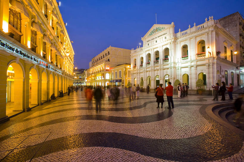 东方人,无人,家,商店,广场,走,横图,彩色,室外,夜晚,正面,度假,美景,窗户,落地窗,城市风光,城市,橱窗,道路,路,霓虹灯,澳门,中国,亚洲,行人,阴影,服装,光线,影子,房屋,屋子,景观,小路,灯光,七彩,交通,许多人,黄种人,娱乐,光源,商铺,楼房,霓虹,路人,玻璃窗,住宅,灯,衣服,一群人,享受,休闲,景色,放松,服饰,衣着,照明设备,穿着,东亚,玻璃橱窗,港澳台,中华人民共和国,氖灯,澳门特别行政区,澳,市肆,商号,衣饰,过客,男人,男性,年轻男性,年轻女性,女人,女性,亚洲人,步行,散步,走路,彩图,房子,店铺,议事亭前地