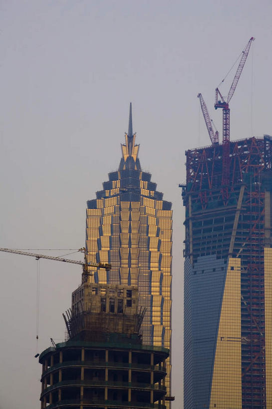 无人,高楼大厦,竖图,室外,白天,仰视,旅游,度假,技术,日落,窗户,落地窗,标志建筑,大厦,地标,建筑,摩天大楼,上海,中国,亚洲,一排,许多,整齐,并列,并排,晚霞,霞光,落日,很多,娱乐,设备,建设,金茂大厦,浦东,玻璃窗,排列,施工,黄昏,建筑工地,享受,休闲,机械,起重机,旅游胜地,彩霞,放松,环球金融中心,吊机,申,工程,队列,平行,玻璃幕墙,金融中心,陆家嘴,陆家嘴金融贸易区,浦东新区,上海环球金融中心,东亚,上海市,中华人民共和国,沪,华东地区,地盘,建筑地盘,施工地盘,夕照,薄暮,金茂大楼,环球金融中心大厦,夕阳,彩图,低角度拍摄,傍晚,大楼,高层建筑,高楼,工地,摩天楼,斜阳