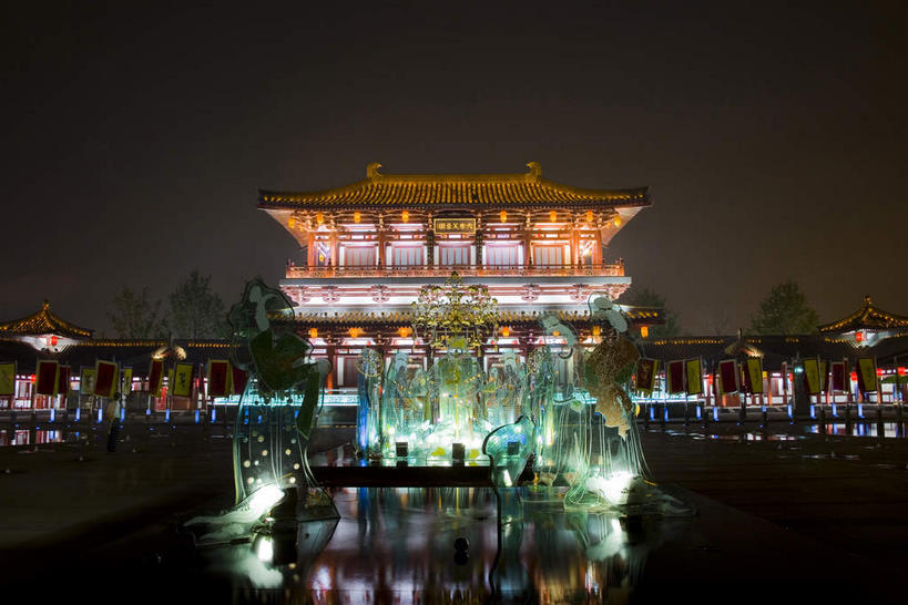 无人,宫殿,横图,彩色,室外,夜晚,正面,旅游,度假,河流,名胜古迹,水,标志建筑,地标,建筑,霓虹灯,西安,中国,亚洲,阴影,遗迹,光线,瓦片,影子,柱子,屋顶,屋檐,河水,水流,灯光,七彩,顶棚,古迹,文物,娱乐,光源,建设,古建筑,霓虹,檐,灯,倒影,享受,休闲,旅游胜地,放松,倒映,宫廷,照明设备,古文明,东亚,陕西,陕西省,西安市,中华人民共和国,省会,氖灯,西北地区,陕,王宫,反照,曲江新区,彩图,皇宫,芙蓉园,大唐芙蓉园