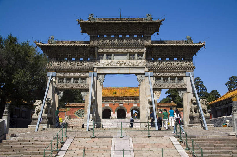 无人,栏杆,横图,室外,白天,仰视,旅游,度假,名胜古迹,植物,楼梯,标志建筑,地标,建筑,中国,亚洲,阴影,遗迹,光线,扶手,瓦片,影子,柱子,阶梯,屋檐,牌坊,牌楼,古迹,文化,文物,娱乐,建设,古建筑,护栏,檐,台阶,树,树木,蓝色,绿色,蓝天,天空,阳光,自然,天,享受,休闲,墓地,旅游胜地,放松,生长,晴朗,成长,纪念,祭祀,坟墓,陵墓,表彰,荣誉,坟场,古文明,东亚,辽宁,辽宁省,沈阳,万里无云,中华人民共和国,省会,荣耀,沈阳市,辽,东北地区,晴空,晴空万里,彩图,低角度拍摄,北陵,清昭陵,昭陵,传统文化