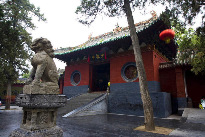 无人,寺庙,横图,室外,白天,仰视,旅游,度假,名胜古迹,植物,标志建筑,道路,地标,建筑,路,哺乳动物,野生动物,狮子,雕塑,少林寺,嵩山,中国,亚洲,阴影,节日,辟邪,遗迹,艺术,装饰,光线,雕刻,雕像,瓦片,影子,墙,屋顶,屋檐,小路,交通,燃烧,顶棚,古迹,文化,文物,娱乐,建设,古建筑,石雕,檐,墙壁,墙面,树,树木,一个,红色,绿色,天空,阳光,自然,动物,香火,工艺品,庙宇,石狮,天,祈祷,享受,休闲,健康,旅游胜地,放松,许愿,宗教,信仰,生长,单个,成长,纪念,祈求,美术,主题,凶猛,陈列,古文明,东亚,中华人民共和国,省会,功能,美学,驱邪,祛邪,避邪,郑州,郑州市,河南,河南省,豫,华中地区,守护神,少室山,嵩山少林寺,太室山,中岳,残暴,平安,凶残,彩图,低角度拍摄,庙,寺