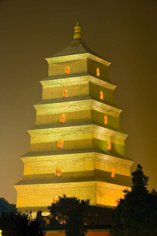 无人,竖图,室外,夜晚,正面,旅游,度假,名胜古迹,植物,标志建筑,地标,建筑,大雁塔,西安,中国,亚洲,阴影,遗迹,光线,瓦片,影子,屋檐,塔,灯光,古迹,文物,娱乐,建设,古建筑,檐,树,树木,绿色,自然,享受,休闲,旅游胜地,放松,生长,成长,古文明,东亚,陕西,陕西省,西安市,中华人民共和国,省会,西北地区,陕,曲江新区,彩图,大慈恩寺塔