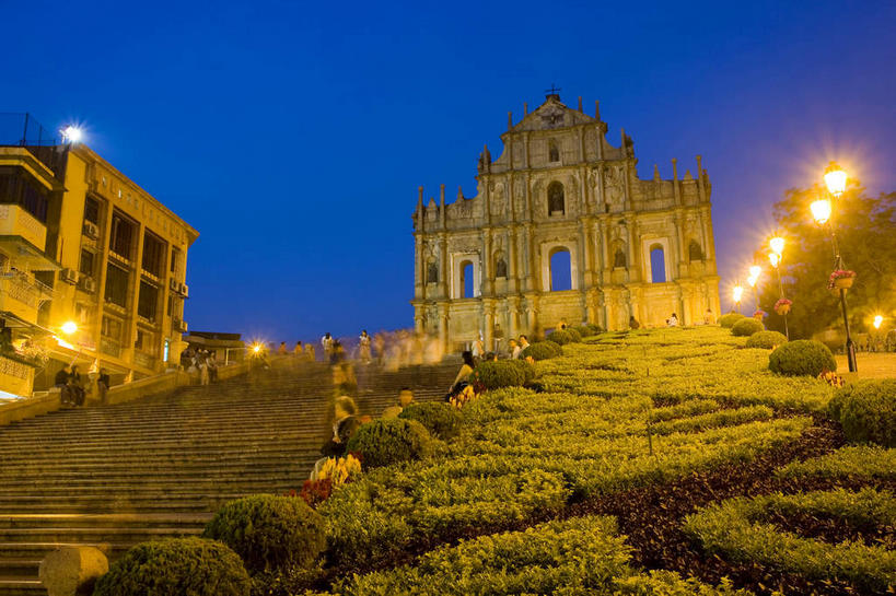 无人,家,教堂,横图,室外,夜晚,仰视,旅游,度假,名胜古迹,植物,楼梯,标志建筑,地标,建筑,路灯,照明,澳门,中国,亚洲,一排,许多,阴影,节日,环保,遗迹,整齐,并列,并排,光线,影子,房屋,阶梯,屋子,牌坊,牌楼,灯光,防护,很多,古迹,文化,文物,娱乐,建设,古建筑,楼房,废墟,台阶,住宅,灯,树,树木,排列,绿色,自然,祈祷,享受,休闲,健康,旅游胜地,放松,许愿,宗教,信仰,生长,成长,纪念,祈求,照亮,祭祀,照明设备,队列,美好,美妙,表彰,间隔,荣誉,平行,信念,古文明,东亚,大三巴牌坊,港澳台,中华人民共和国,美观,雅观,荣耀,澳门特别行政区,澳,绿篱,生篱,树篱,植篱,平安,彩图,低角度拍摄,房子,大教堂,礼拜堂,传统文化,大三巴,圣保禄大教堂遗址