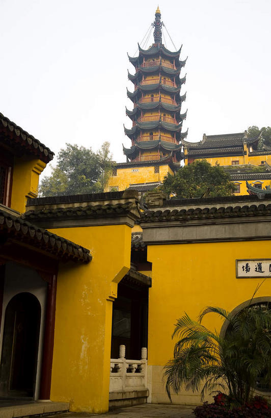 无人,寺庙,栏杆,竖图,室外,白天,仰视,旅游,度假,名胜古迹,植物,标志建筑,地标,建筑,雕塑,中国,亚洲,吊挂,悬挂,节日,遗迹,艺术,装饰,标志,雕刻,牌匾,文字,字符,墙,拱门,围栏,塔,燃烧,挂,古迹,文化,文物,娱乐,标识,建设,古建筑,江苏,宝塔,护栏,佛塔,墙壁,墙面,树,树木,黄色,绿色,天空,自然,香火,工艺品,庙宇,天,祈祷,享受,休闲,健康,汉字,旅游胜地,放松,许愿,宗教,信仰,生长,成长,纪念,祈求,美术,中文,主题,陈列,古文明,东亚,江苏省,中华人民共和国,华东地区,苏,功能,美学,国文,华文,镇江,镇江市,金山寺,浮图,浮屠,平安,彩图,低角度拍摄,庙,寺,塔婆,浮图塔,浮头,佛图