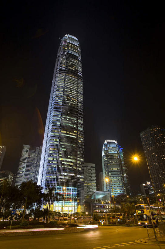 无人,高楼大厦,竖图,室外,夜晚,长时间曝光,仰视,度假,美景,植物,窗户,落地窗,城市风光,城市,大厦,道路,建筑,路,路灯,摩天大楼,公路,照明,香港,中国,亚洲,一排,许多,阴影,整齐,并列,并排,光线,影子,景观,灯光,交通,很多,娱乐,建设,玻璃窗,灯,树,树木,排列,绿色,自然,享受,休闲,景色,放松,生长,成长,照亮,港,照明设备,队列,平行,曝光,玻璃幕墙,东亚,新界,九龙,尖沙咀,香港岛,香港特别行政区,港澳台,中华人民共和国,九龙半岛,沙田区,港岛,沙田,油尖旺区,尖沙嘴,马路,彩图,低角度拍摄,大楼,高层建筑,高楼,摩天楼