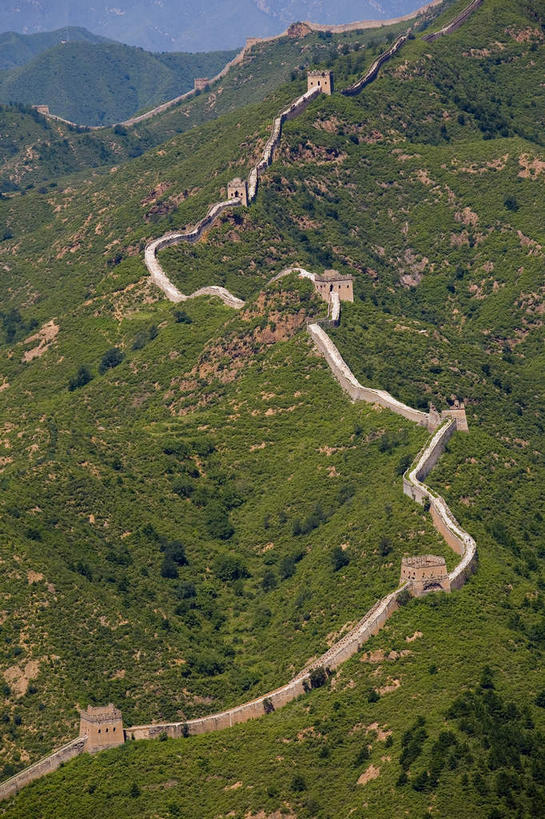 无人,竖图,俯视,航拍,室外,白天,旅游,度假,草地,草坪,名胜古迹,山,山脉,植物,标志建筑,地标,建筑,北京,中国,亚洲,阴影,曲折,弯曲,遗迹,光线,影子,墙,山峰,山峦,首都,古迹,文物,娱乐,建设,城墙,古建筑,墙壁,墙面,草,树,树木,蓝色,绿色,蓝天,天空,阳光,自然,群山,天,享受,休闲,旅游胜地,放松,蜿蜒,生长,晴朗,成长,坚硬,鸟瞰,防御,古文明,东亚,万里无云,中华人民共和国,北京市,京,北平,华北地区,密云县,坚固,古北口镇,司马台,司马台长城,司马台村,晴空,晴空万里,彩图,高角度拍摄,密云