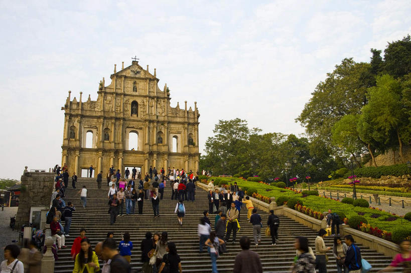 东方人,教堂,栏杆,走,横图,室外,白天,仰视,旅游,度假,名胜古迹,植物,标志建筑,道路,地标,建筑,路,路灯,公路,照明,澳门,中国,亚洲,行人,游客,游人,阴影,服装,节日,环保,遗迹,光线,影子,云,云朵,牌坊,牌楼,围栏,灯光,防护,交通,许多人,云彩,黄种人,古迹,文化,文物,娱乐,建设,古建筑,护栏,路人,旅客,废墟,灯,树,树木,衣服,蓝色,绿色,白云,蓝天,天空,阳光,自然,天,祈祷,一群人,享受,休闲,健康,旅游胜地,放松,许愿,宗教,服饰,信仰,生长,晴朗,成长,纪念,祈求,照亮,祭祀,衣着,照明设备,穿着,美好,美妙,表彰,间隔,荣誉,信念,古文明,东亚,大三巴牌坊,港澳台,中华人民共和国,美观,雅观,荣耀,澳门特别行政区,澳,衣饰,过客,绿篱,生篱,树篱,植篱,平安,男人,男性,年轻男性,年轻女性,女人,女性,亚洲人,晴空,马路,步行,散步,走路,半身,彩图,低角度拍摄,大教堂,礼拜堂,传统文化,大三巴,圣保禄大教堂遗址