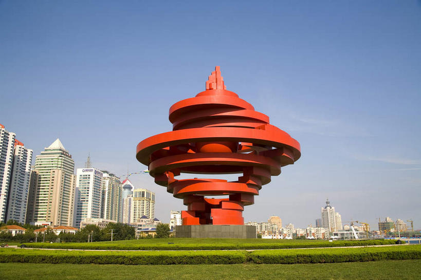 无人,高楼大厦,横图,室外,白天,仰视,旅游,度假,植物,标志建筑,大厦,地标,建筑,摩天大楼,雕塑,青岛,中国,亚洲,阴影,环保,艺术,装饰,环绕,围绕,光线,雕刻,雕像,影子,防护,环抱,娱乐,建设,山东,树,树木,一个,红色,蓝色,绿色,蓝天,天空,阳光,自然,工艺品,天,享受,休闲,旅游胜地,放松,生长,晴朗,单个,成长,纪念,美术,美好,美妙,主题,间隔,陈列,东亚,山东省,万里无云,中华人民共和国,华东地区,功能,美学,美观,雅观,鲁,青岛市,萦绕,绿篱,生篱,树篱,植篱,晴空,晴空万里,彩图,低角度拍摄,大楼,高层建筑,高楼,摩天楼,市南区,五四广场,五月的风