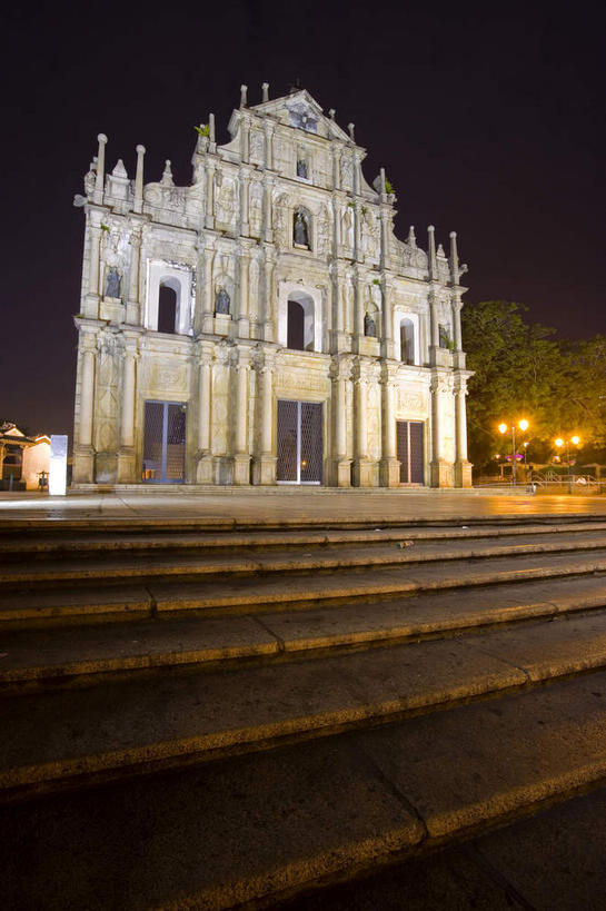 无人,竖图,室外,夜晚,仰视,旅游,度假,植物,窗户,楼梯,标志建筑,地标,建筑,路灯,照明,澳门,中国,亚洲,一排,许多,阴影,整齐,光线,影子,柱子,阶梯,墙,牌坊,牌楼,灯光,很多,文化,娱乐,建设,玻璃窗,墙壁,墙面,台阶,灯,树,树木,排列,绿色,自然,享受,休闲,旅游胜地,放松,生长,成长,纪念,照亮,祭祀,照明设备,队列,表彰,荣誉,东亚,大三巴牌坊,港澳台,中华人民共和国,荣耀,澳门特别行政区,澳,彩图,低角度拍摄,传统文化,大三巴,圣保禄大教堂遗址