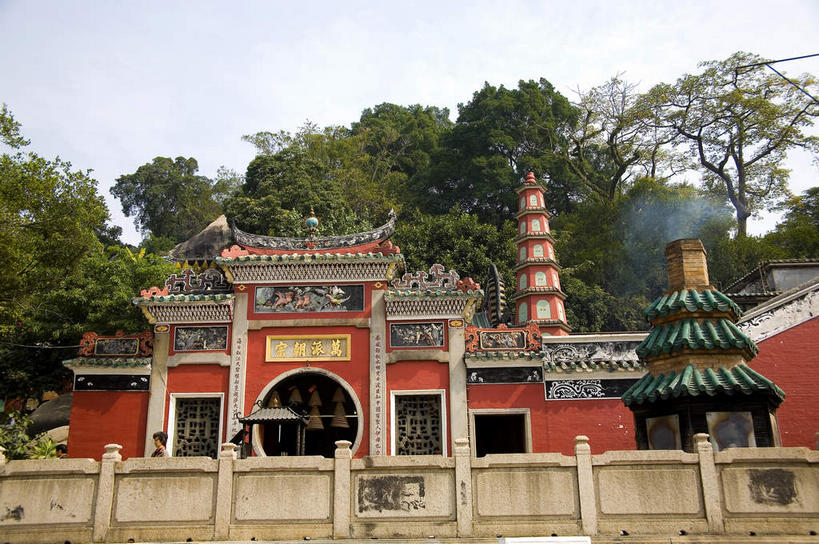 无人,寺庙,栏杆,横图,室外,白天,仰视,旅游,度假,名胜古迹,植物,标志建筑,地标,建筑,澳门,中国,亚洲,阴影,节日,遗迹,光线,瓦片,影子,墙,屋顶,屋檐,云,云朵,牌坊,牌楼,围栏,塔,燃烧,云彩,顶棚,古迹,文化,文物,娱乐,建设,古建筑,护栏,檐,墙壁,墙面,树,树木,红色,蓝色,绿色,白云,蓝天,天空,阳光,自然,香火,庙宇,天,祈祷,享受,休闲,健康,旅游胜地,放松,许愿,宗教,信仰,生长,晴朗,成长,纪念,祈求,祭祀,表彰,荣誉,古文明,东亚,妈祖阁,妈阁庙,港澳台,中华人民共和国,荣耀,澳门特别行政区,澳,平安,晴空,彩图,低角度拍摄,庙,寺,传统文化