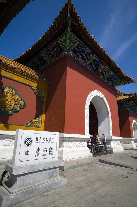 无人,宫殿,竖图,室外,白天,正面,旅游,度假,名胜古迹,标志建筑,道路,地标,建筑,路,中国,亚洲,阴影,遗迹,光线,瓦片,影子,墙,屋顶,屋檐,云,云朵,拱门,小路,褐色,交通,云彩,顶棚,古迹,文物,娱乐,建设,古建筑,檐,墙壁,墙面,红色,蓝色,白云,蓝天,天空,阳光,天,享受,休闲,墓地,旅游胜地,放松,晴朗,坟墓,陵墓,宫廷,坟场,古文明,东亚,辽宁,辽宁省,沈阳,中华人民共和国,省会,沈阳市,辽,东北地区,王宫,晴空,彩图,皇宫,北陵,清昭陵,昭陵