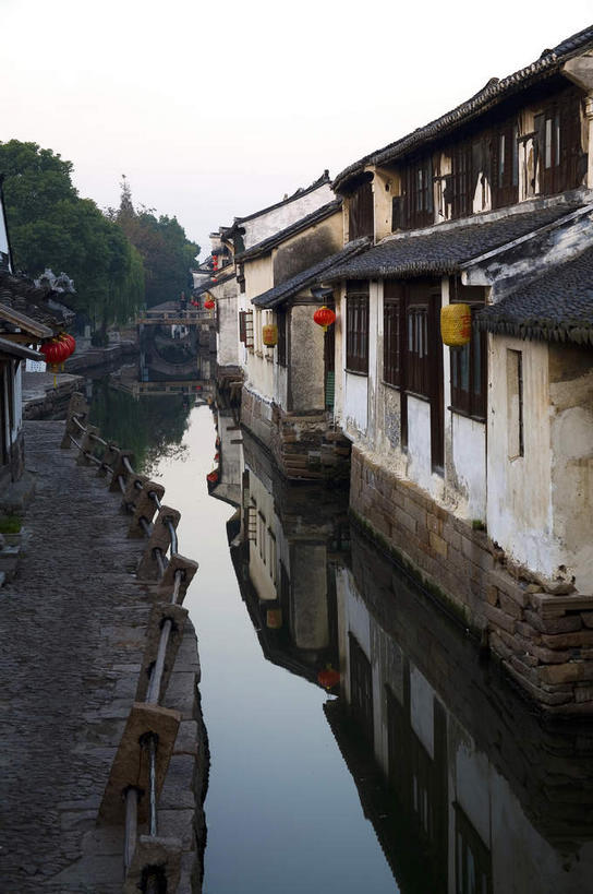 无人,竖图,室外,白天,正面,旅游,度假,河流,名胜古迹,水,植物,标志建筑,地标,建筑,周庄,中国,亚洲,阴影,遗迹,光线,瓦片,影子,屋顶,屋檐,河水,水流,顶棚,古迹,文物,娱乐,建设,古建筑,江苏,檐,树,树木,绿色,倒影,天空,阳光,自然,天,享受,休闲,旅游胜地,放松,生长,成长,倒映,古文明,东亚,江苏省,昆山,昆山市,周庄镇,中华人民共和国,华东地区,苏,中国第一水乡,反照,鹿城,贞丰里,彩图