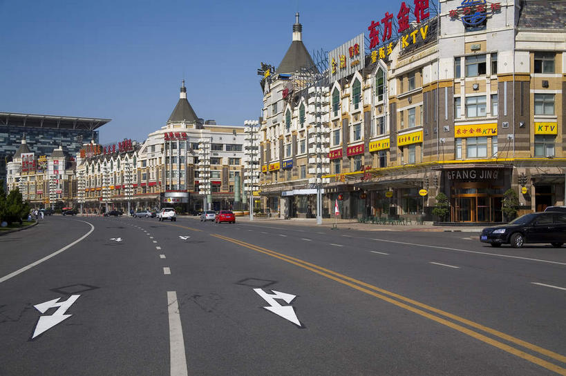 无人,宾馆,家,商店,横图,室外,白天,正面,购物,度假,消费,美景,城市风光,超市,城市,道路,酒店,路,商场,公路,汽车,大连,中国,亚洲,一辆,阴影,曲折,弯曲,光线,影子,房屋,屋顶,屋子,景观,分界线,停车线,交通,顶棚,方向,娱乐,楼房,箭头,住宅,车,蓝色,蓝天,天空,阳光,交通工具,轿车,天,享受,休闲,景色,放松,金融,百货,蜿蜒,晴朗,酒家,车行道,车行道分界线,旅社,指向,载具,标线,选购,贸易,百货公司,东亚,车行线,辽宁,辽宁省,大连市,星海广场,星海湾广场,万里无云,中华人民共和国,簇,血拼,辽,东北地区,晴空,晴空万里,马路,彩图,房子,购物商场,购物中心,客店,客栈,旅店,旅馆,商业中心,商旅