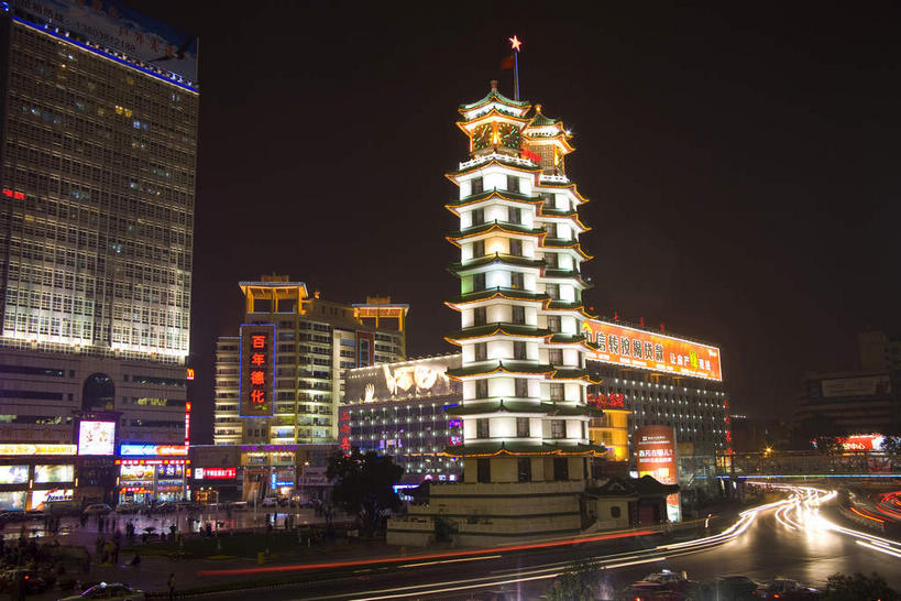 无人,高楼大厦,横图,彩色,室外,夜晚,仰视,度假,显示器,美景,窗户,城市风光,城市,大厦,道路,建筑,路,摩天大楼,霓虹灯,公路,中国,亚洲,一排,许多,阴影,整齐,光线,标志,屏幕,文字,影子,字符,墙,景观,灯光,七彩,交通,很多,娱乐,光源,标识,显示屏,建设,霓虹,玻璃窗,墙壁,墙面,灯,排列,享受,休闲,汉字,景色,放松,照明设备,队列,中文,输出设备,东亚,中华人民共和国,省会,氖灯,国文,华文,郑州,郑州市,河南,河南省,豫,华中地区,马路,彩图,低角度拍摄,大楼,高层建筑,高楼,摩天楼,二七广场,二七区