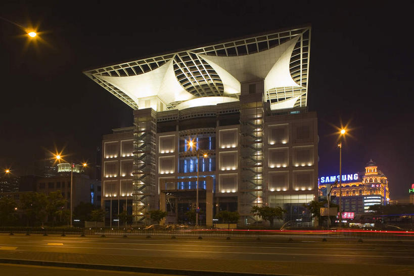 无人,博物馆,横图,室外,夜晚,仰视,旅游,度假,窗户,落地窗,标志建筑,道路,地标,建筑,路,路灯,夜景,照明,上海,中国,亚洲,一排,许多,阴影,研究,整齐,并列,并排,光线,瓦片,影子,屋檐,小路,灯光,交通,很多,教育,娱乐,建设,檐,玻璃窗,灯,排列,人民广场,享受,休闲,旅游胜地,放松,上海城市规划馆,展览,照亮,申,照明设备,队列,欣赏,平行,陈列,玻璃幕墙,黄浦区,东亚,上海城市规划展示馆,上海市,中华人民共和国,沪,华东地区,典藏,上海人民广场,彩图,低角度拍摄,上海城市规划展览馆