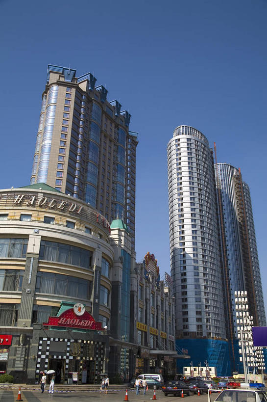 无人,家,高楼大厦,竖图,室外,白天,仰视,旅游,度假,植物,窗户,落地窗,标志建筑,大厦,地标,建筑,摩天大楼,大连,中国,亚洲,一排,许多,阴影,整齐,并列,并排,光线,影子,房屋,屋子,很多,娱乐,建设,楼房,玻璃窗,住宅,树,树木,排列,蓝色,绿色,蓝天,天空,阳光,自然,天,享受,休闲,旅游胜地,放松,生长,晴朗,成长,队列,平行,玻璃幕墙,东亚,辽宁,辽宁省,大连市,星海广场,星海湾广场,万里无云,中华人民共和国,辽,东北地区,晴空,晴空万里,彩图,低角度拍摄,房子,大楼,高层建筑,高楼,摩天楼