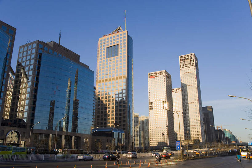 高楼大厦,栏杆,走,横图,室外,白天,仰视,度假,美景,窗户,落地窗,城市风光,城市,大厦,道路,建筑,路,路灯,摩天大楼,公路,汽车,照明,北京,中国,亚洲,一排,许多,行人,服装,整齐,并列,并排,景观,建筑群,围栏,灯光,交通,首都,很多,许多人,注视,休闲装,娱乐,建设,护栏,路人,玻璃窗,车,灯,排列,骑,衣服,蓝色,倒影,蓝天,天空,交通工具,轿车,天,观察,看,一群人,骑车,享受,休闲,休闲服,景色,放松,服饰,晴朗,观看,照亮,察看,倒映,照明设备,队列,关注,载具,平行,玻璃幕墙,东亚,海淀区,中国人寿大厦,万里无云,中华人民共和国,北京市,京,北平,华北地区,朝阳区,反照,过客,男人,男性,年轻男性,年轻女性,女人,女性,晴空,晴空万里,马路,步行,散步,走路,半身,彩图,低角度拍摄,大楼,高层建筑,高楼,摩天楼,朝阳门,北京方圆大厦,方圆大厦,惠普大厦