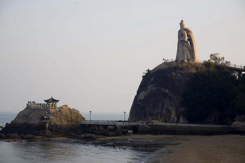 东方人,一个人,无人,家,站,横图,室外,白天,仰视,民族服装,旅游,度假,海浪,海洋,山,植物,标志建筑,道路,地标,建筑,路,路灯,公路,照明,雕塑,鼓浪屿,中国,亚洲,仅一个男性,仅一个人,仅一个中年男性,阴影,服装,艺术,装饰,光线,雕刻,雕像,影子,房屋,屋子,浪花,山峰,灯光,交通,山峦,注视,黄种人,娱乐,建设,厦门,楼房,郑成功,住宅,灯,树,树木,一个,衣服,绿色,天空,阳光,自然,海水,披肩,工艺品,天,观察,看,站着,享受,休闲,旅游胜地,放松,服饰,生长,单个,成长,观看,纪念,照亮,美术,察看,衣着,照明设备,穿着,关注,主题,陈列,海景,福建,东亚,福建省,厦门市,中华人民共和国,华东地区,功能,美学,闽,军事家,政治家,衣饰,民族英雄,男人,男性,中年男性,亚洲人,大海,风浪,海,海水的波动,近岸浪,涌浪,马路,站立,彩图,低角度拍摄,全身,传统服装,民俗服,房子,云肩,郑成功雕像,延平王,延平郡王,南明招讨大将军,国姓爷,郑延平,郑森,郑明俨,郑大木,福松,思明区