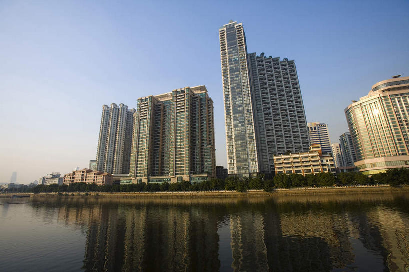 无人,高楼大厦,横图,室外,白天,仰视,度假,河流,美景,树林,水,植物,窗户,落地窗,城市风光,城市,大厦,建筑,摩天大楼,广州,中国,亚洲,一排,许多,阴影,整齐,并列,并排,光线,影子,河水,景观,水流,建筑群,很多,娱乐,建设,玻璃窗,树,树木,排列,蓝色,绿色,倒影,蓝天,天空,阳光,自然,天,享受,休闲,景色,放松,生长,晴朗,成长,倒映,队列,平行,东亚,广东,广东省,珠江,万里无云,中华人民共和国,华南地区,省会,广州市,粤,反照,晴空,晴空万里,彩图,低角度拍摄,大楼,高层建筑,高楼,摩天楼,粤江,珠江河