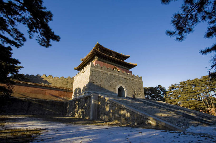 无人,宫殿,横图,室外,白天,仰视,旅游,度假,名胜古迹,植物,标志建筑,道路,地标,建筑,路,中国,亚洲,阴影,遗迹,光线,瓦片,影子,墙,屋顶,屋檐,小路,交通,顶棚,古迹,文物,娱乐,建设,古建筑,檐,墙壁,墙面,树,树木,红色,蓝色,绿色,蓝天,天空,阳光,自然,天,享受,休闲,墓地,旅游胜地,放松,生长,晴朗,成长,坟墓,陵墓,宫廷,坟场,古文明,东亚,万里无云,中华人民共和国,华北地区,河北,河北省,冀,唐山,唐山市,王宫,晴空,晴空万里,彩图,低角度拍摄,皇宫,东陵,清东陵,遵化,遵化市