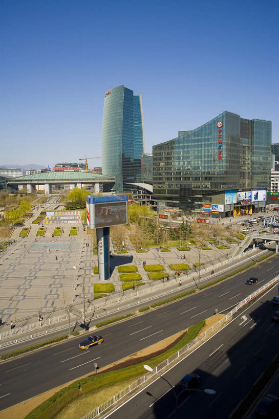 无人,家,高楼大厦,竖图,室外,白天,正面,旅游,度假,植物,窗户,落地窗,标志建筑,大桥,大厦,道路,地标,建筑,路,摩天大楼,桥梁,公路,汽车,北京,中国,亚洲,一排,许多,阴影,整齐,并列,并排,光线,影子,房屋,屋子,高架,桥,分界线,停车线,交通,首都,很多,娱乐,建设,楼房,玻璃窗,住宅,车,树,树木,排列,蓝色,绿色,蓝天,天空,阳光,自然,交通工具,轿车,天,享受,休闲,旅游胜地,放松,生长,晴朗,成长,车行道,车行道分界线,队列,载具,标线,平行,高架桥,玻璃幕墙,东亚,车行线,海淀区,高架道路,跨线桥,中关村,万里无云,中华人民共和国,北京市,京,北平,华北地区,晴空,晴空万里,马路,彩图,房子,大楼,高层建筑,高楼,摩天楼,国家自主创新示范区,中关村科技园,中关村E世界,中关村西区