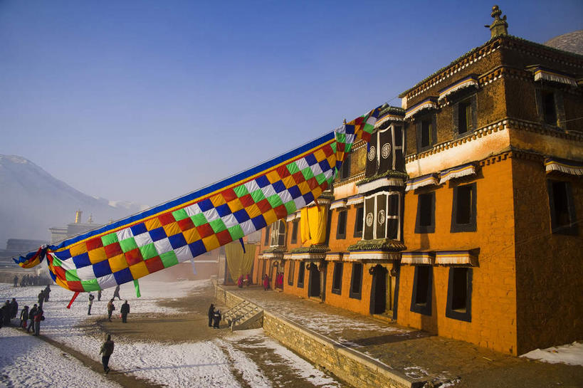 无人,寺庙,横图,室外,白天,正面,旅游,度假,名胜古迹,山,山脉,雾,标志建筑,地标,建筑,旗帜,中国,亚洲,阴影,节日,朦胧,模糊,遗迹,光线,影子,墙,山峰,云,云朵,褐色,山峦,燃烧,云彩,古迹,文化,文物,娱乐,旗子,建设,古建筑,墙壁,墙面,蓝色,白云,蓝天,天空,阳光,香火,庙宇,群山,天,祈祷,享受,休闲,健康,旅游胜地,放松,许愿,宗教,信仰,晴朗,纪念,祈求,迷雾,古文明,东亚,甘肃,甘肃省,夏河县,拉卜楞寺,中华人民共和国,旌旗,旗号,西北地区,甘,甘南,甘南州,夏河,平安,大雾,晴空,彩图,庙,寺