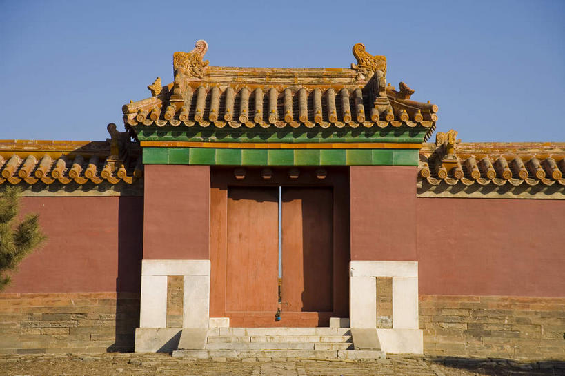 无人,宫殿,横图,室外,白天,仰视,旅游,度假,名胜古迹,植物,楼梯,门,标志建筑,道路,地标,建筑,路,中国,亚洲,阴影,遗迹,光线,瓦片,影子,阶梯,墙,屋檐,小路,交通,古迹,文物,娱乐,建设,古建筑,檐,墙壁,墙面,石板路,台阶,树,树木,红色,蓝色,绿色,蓝天,天空,阳光,自然,门框,天,享受,休闲,墓地,金色,旅游胜地,放松,生长,晴朗,成长,坟墓,陵墓,宫廷,坟场,古文明,东亚,万里无云,中华人民共和国,华北地区,河北,河北省,冀,唐山,唐山市,王宫,晴空,晴空万里,彩图,低角度拍摄,皇宫,东陵,清东陵,遵化,遵化市