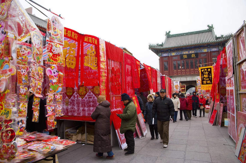 东方人,家,商店,走,横图,室外,白天,仰视,旅游,度假,窗户,标志建筑,地标,建筑,雕塑,天津,中国,亚洲,一块,许多,行人,游客,游人,吊挂,悬挂,阴影,服装,艺术,装饰,光线,标志,瓷砖,地砖,雕刻,牌匾,瓦片,文字,影子,字符,房屋,墙,屋檐,屋子,地面,很多,许多人,挂,注视,休闲装,黄种人,文化,娱乐,标识,建设,商铺,楼房,檐,路人,旅客,货架,玻璃窗,架子,墙壁,墙面,住宅,衣服,红色,天空,阳光,工艺品,天,观察,看,一群人,享受,休闲,休闲服,汉字,旅游胜地,放松,服饰,观看,纪念,华丽,修饰,美术,点缀,察看,关注,中文,主题,陈列架,陈列,东亚,中华人民共和国,华北地区,功能,美学,衬托,美观,雅致,雅观,国文,华文,天津市,南开区,市肆,商号,过客,男人,男性,年轻男性,年轻女性,女人,女性,亚洲人,步行,散步,走路,半身,彩图,低角度拍摄,房子,店铺,津,古文化街,古文化街历史文化街区,天津古文化街,飞檐