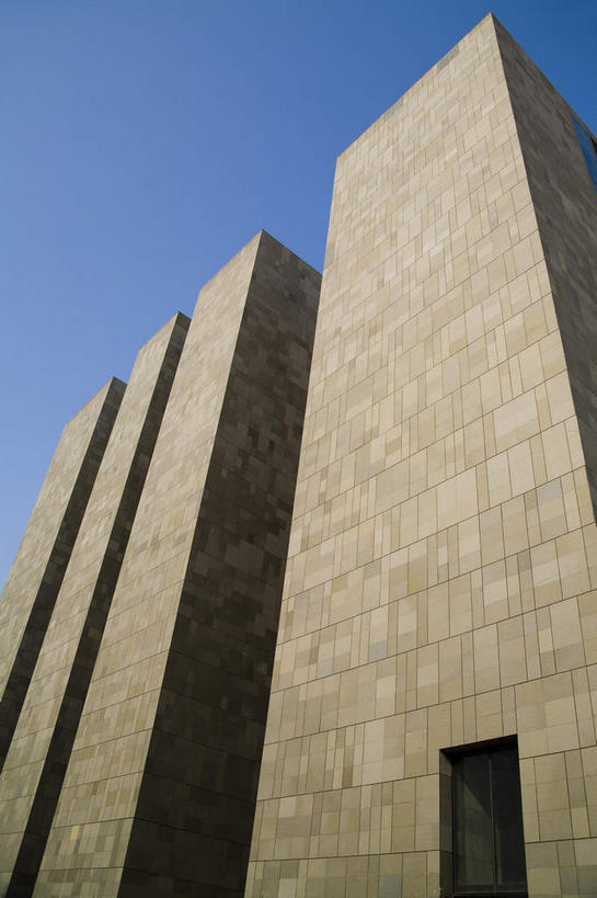 无人,高楼大厦,竖图,室外,白天,仰视,度假,美景,城市风光,城市,大厦,建筑,摩天大楼,北京,中国,亚洲,阴影,光线,纹路,纹理,影子,墙,景观,首都,娱乐,墙壁,墙面,蓝色,蓝天,天空,阳光,天,享受,休闲,景色,放松,晴朗,东亚,万里无云,肌理,中华人民共和国,东城区,北京市,京,北平,华北地区,晴空,晴空万里,彩图,低角度拍摄,大楼,高层建筑,高楼,摩天楼,北京奥运新闻中心