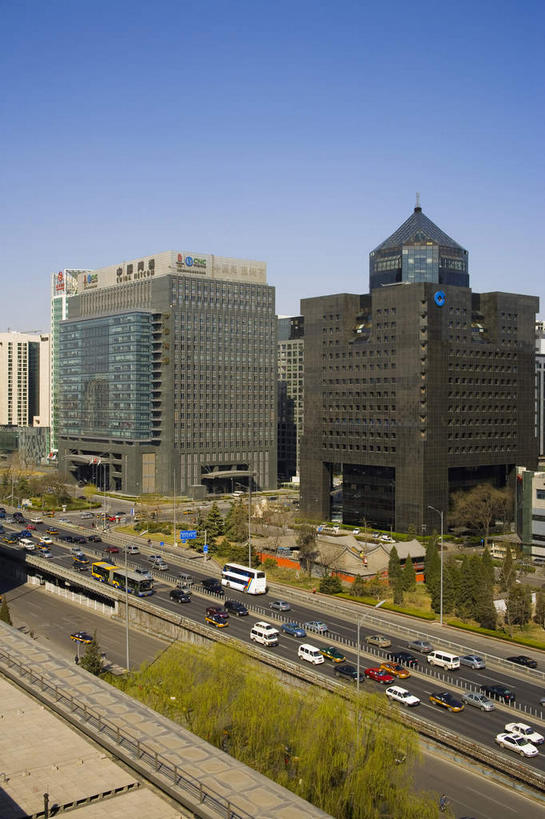 无人,家,高楼大厦,栏杆,竖图,室外,白天,正面,旅游,度假,股票,植物,窗户,落地窗,标志建筑,大厦,道路,地标,建筑,路,摩天大楼,公路,北京,中国,亚洲,一排,许多,阴影,整齐,并列,并排,光线,影子,房屋,屋子,围栏,分界线,停车线,交通,首都,很多,娱乐,建设,护栏,楼房,玻璃窗,住宅,树,树木,排列,蓝色,绿色,蓝天,天空,阳光,自然,天,享受,休闲,旅游胜地,放松,生长,晴朗,成长,车行道,车行道分界线,证券交易所,交易,队列,交易所,标线,平行,证券所,玻璃幕墙,贸易,东亚,车行线,万里无云,中华人民共和国,北京市,京,北平,华北地区,晴空,晴空万里,马路,彩图,房子,大楼,高层建筑,高楼,摩天楼,金融街,股票交易所,北京二环路,北京金融街,二环路,西二环,中国证券大厦