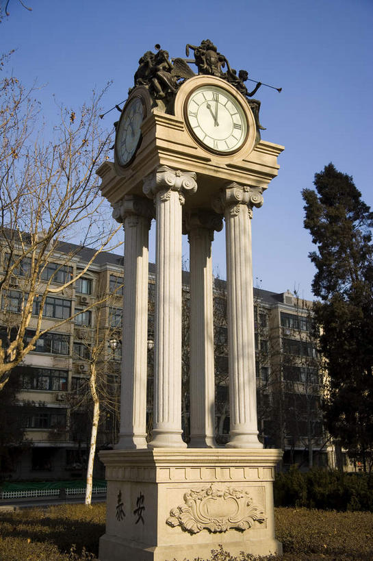 无人,竖图,室外,白天,仰视,度假,美景,植物,城市风光,城市,天津,中国,亚洲,阴影,时间,光线,时钟,影子,柱子,景观,钟楼,枝条,计时,娱乐,树,树木,树枝,蓝色,绿色,蓝天,天空,阳光,自然,钟表,天,享受,休闲,表,景色,放松,生长,晴朗,成长,东亚,万里无云,中华人民共和国,华北地区,塔钟,天津市,虬枝,枝杈,钟,晴空,晴空万里,彩图,低角度拍摄,津