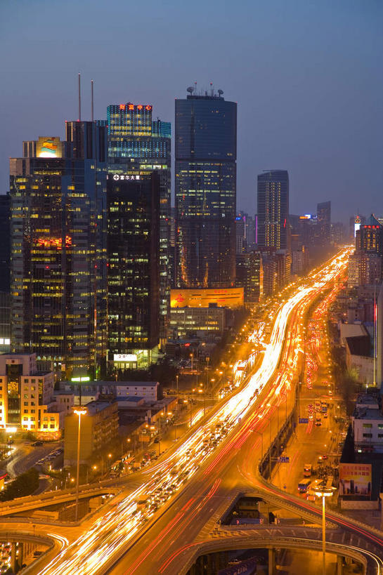 无人,高楼大厦,竖图,俯视,航拍,彩色,室外,夜晚,度假,美景,窗户,落地窗,城市风光,城市,大桥,大厦,建筑,路灯,摩天大楼,霓虹灯,桥梁,夜景,汽车,北京,中国,亚洲,一排,许多,阴影,整齐,并列,并排,光线,标志,文字,影子,字符,景观,高架,桥,灯光,七彩,首都,很多,娱乐,光源,标识,建设,霓虹,玻璃窗,车,灯,排列,蓝色,蓝天,天空,交通工具,轿车,天,享受,休闲,汉字,景色,放松,照明设备,鸟瞰,队列,中文,载具,平行,高架桥,玻璃幕墙,东亚,高架道路,跨线桥,中华人民共和国,北京市,京,北平,华北地区,朝阳区,氖灯,国文,华文,彩图,高角度拍摄,大楼,高层建筑,高楼,摩天楼,北京CBD,北京商务中心区,中国北京大北窑,北京财富中心