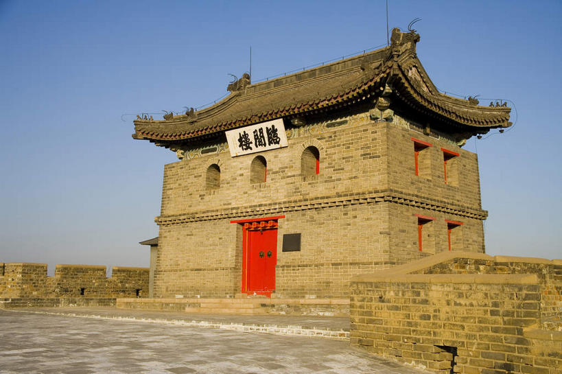 无人,横图,室外,白天,仰视,旅游,度假,名胜古迹,窗户,门,标志建筑,地标,建筑,雕塑,中国,亚洲,一块,一排,许多,吊挂,悬挂,阴影,遗迹,艺术,整齐,装饰,光线,标志,雕刻,牌匾,瓦片,文字,影子,柱子,字符,墙,屋檐,很多,挂,古迹,文化,文物,娱乐,标识,建设,城墙,古建筑,檐,玻璃窗,墙壁,墙面,排列,红色,蓝色,蓝天,天空,阳光,工艺品,门框,天,享受,休闲,汉字,旅游胜地,放松,城楼,晴朗,纪念,坚硬,美术,队列,中文,主题,防御,陈列,古文明,东亚,万里无云,中华人民共和国,华北地区,功能,美学,国文,华文,河北,河北省,冀,秦皇岛,秦皇岛市,门楼,坚固,晴空,晴空万里,彩图,低角度拍摄,山海关,山海关长城,山海关区,天下第一关,榆关