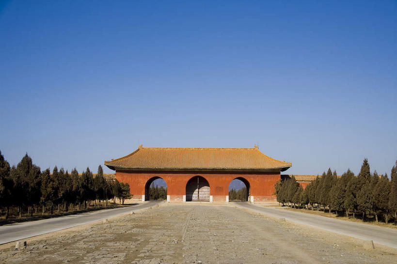 无人,宫殿,横图,室外,白天,正面,旅游,度假,名胜古迹,树林,植物,标志建筑,道路,地标,建筑,路,中国,亚洲,阴影,遗迹,光线,瓦片,影子,墙,屋檐,拱门,小路,交通,古迹,文物,娱乐,建设,古建筑,檐,墙壁,墙面,石板路,树,树木,红色,蓝色,绿色,蓝天,天空,阳光,自然,天,享受,休闲,墓地,旅游胜地,放松,生长,晴朗,成长,坟墓,陵墓,宫廷,坟场,古文明,东亚,万里无云,中华人民共和国,华北地区,河北,河北省,冀,唐山,唐山市,王宫,晴空,晴空万里,彩图,皇宫,东陵,清东陵,遵化,遵化市,飞檐