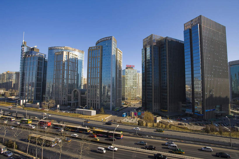 无人,高楼大厦,栏杆,横图,室外,白天,正面,旅游,度假,窗户,落地窗,标志建筑,大桥,大厦,道路,地标,建筑,路,摩天大楼,桥梁,公路,汽车,北京,中国,亚洲,一排,许多,阴影,整齐,并列,并排,光线,影子,高架,围栏,桥,分界线,停车线,交通,首都,很多,娱乐,建设,护栏,玻璃窗,车,排列,蓝色,倒影,蓝天,天空,阳光,交通工具,轿车,天,享受,休闲,旅游胜地,放松,晴朗,车行道,车行道分界线,倒映,队列,载具,标线,平行,高架桥,玻璃幕墙,东亚,车行线,高架道路,跨线桥,万里无云,中华人民共和国,北京市,京,北平,华北地区,反照,晴空,晴空万里,马路,彩图,大楼,高层建筑,高楼,摩天楼,北京CBD,北京商务中心区,中国北京大北窑,北京财富中心