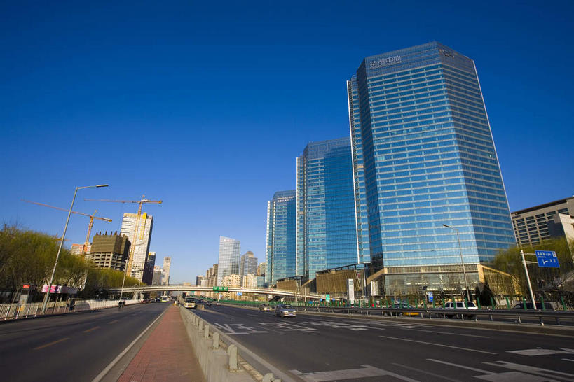 无人,高楼大厦,栏杆,横图,室外,白天,仰视,旅游,度假,植物,窗户,落地窗,标志建筑,大厦,道路,地标,建筑,路,摩天大楼,公路,北京,中国,亚洲,一排,许多,阴影,整齐,并列,并排,光线,影子,围栏,分界线,停车线,交通,首都,很多,方向,娱乐,建设,护栏,玻璃窗,箭头,树,树木,排列,蓝色,绿色,蓝天,天空,阳光,自然,天,享受,休闲,旅游胜地,放松,生长,晴朗,成长,车行道,车行道分界线,指向,队列,标线,平行,玻璃幕墙,东亚,车行线,万里无云,中华人民共和国,北京市,京,北平,华北地区,簇,晴空,晴空万里,马路,彩图,低角度拍摄,大楼,高层建筑,高楼,摩天楼,北京CBD,北京商务中心区,中国北京大北窑,北京华贸中心