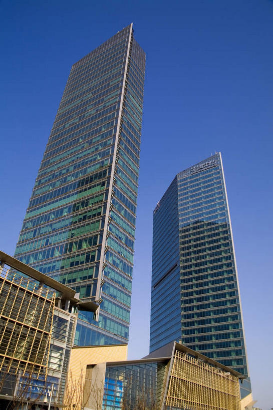 无人,高楼大厦,竖图,室外,白天,仰视,旅游,度假,窗户,落地窗,标志建筑,大厦,地标,建筑,摩天大楼,北京,中国,亚洲,一排,许多,阴影,整齐,并列,并排,光线,影子,首都,很多,娱乐,建设,玻璃窗,排列,蓝色,蓝天,天空,阳光,天,享受,休闲,旅游胜地,放松,晴朗,队列,平行,玻璃幕墙,东亚,万里无云,中华人民共和国,北京市,京,北平,华北地区,晴空,晴空万里,彩图,低角度拍摄,大楼,高层建筑,高楼,摩天楼,北京CBD,北京商务中心区,中国北京大北窑,北京华贸中心