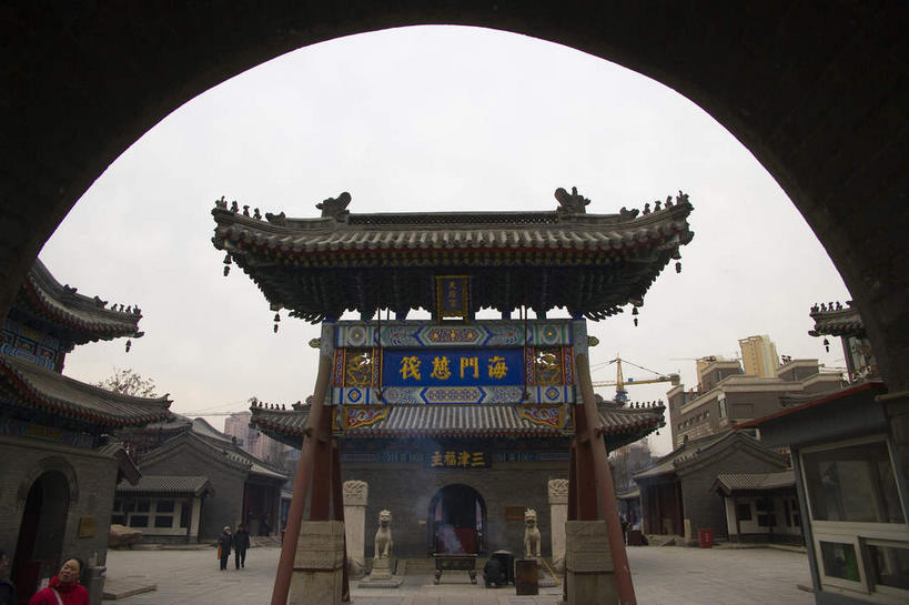 东方人,两个人,宫殿,走,横图,室外,白天,仰视,旅游,度假,名胜古迹,标志建筑,道路,地标,建筑,路,雕塑,天津,中国,亚洲,阴影,服装,遗迹,艺术,装饰,光线,标志,雕刻,牌匾,瓦片,文字,影子,柱子,字符,屋顶,屋檐,牌坊,牌楼,小路,交通,顶棚,休闲装,黄种人,古迹,文化,文物,娱乐,标识,建设,古建筑,檐,衣服,天空,阳光,工艺品,天,享受,休闲,休闲服,汉字,旅游胜地,放松,服饰,纪念,美术,祭祀,宫廷,中文,主题,表彰,荣誉,陈列,古文明,东亚,中华人民共和国,华北地区,功能,美学,国文,华文,荣耀,天津市,南开区,王宫,男人,男性,年轻男性,亚洲人,步行,散步,走路,彩图,低角度拍摄,全身,皇宫,传统文化,津,天津天后宫,天津民俗博物馆,娘娘宫