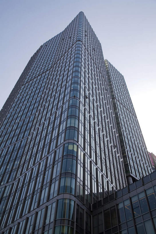 无人,高楼大厦,竖图,室外,白天,仰视,旅游,度假,窗户,落地窗,标志建筑,大厦,地标,建筑,摩天大楼,北京,中国,亚洲,一排,许多,整齐,并列,并排,乌云,云,阴天,云朵,首都,很多,云彩,娱乐,建设,玻璃窗,排列,倒影,天空,天,享受,休闲,旅游胜地,放松,倒映,昏暗,阴沉,队列,平行,玻璃幕墙,东亚,中华人民共和国,北京市,京,北平,华北地区,反照,彩图,低角度拍摄,大楼,高层建筑,高楼,摩天楼,北京CBD,北京商务中心区,中国北京大北窑,北京财富中心