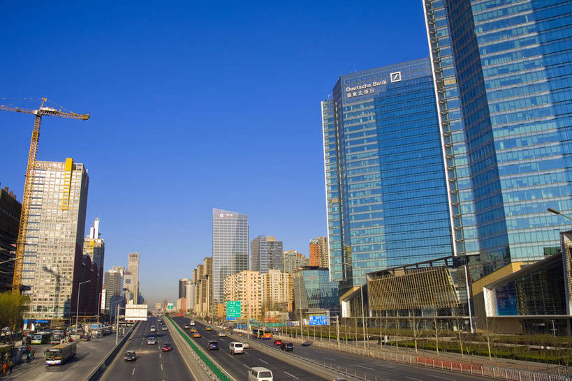 无人,家,高楼大厦,栏杆,横图,室外,白天,仰视,旅游,度假,窗户,落地窗,标志建筑,大厦,道路,地标,建筑,路,摩天大楼,公路,汽车,北京,中国,亚洲,一排,许多,阴影,整齐,并列,并排,光线,影子,房屋,屋子,围栏,分界线,停车线,交通,首都,很多,娱乐,建设,护栏,楼房,玻璃窗,住宅,车,排列,蓝色,倒影,蓝天,天空,阳光,交通工具,轿车,天,享受,休闲,旅游胜地,放松,晴朗,车行道,车行道分界线,倒映,队列,载具,标线,平行,玻璃幕墙,东亚,车行线,万里无云,中华人民共和国,北京市,京,北平,华北地区,朝阳区,反照,晴空,晴空万里,马路,彩图,低角度拍摄,房子,大楼,高层建筑,高楼,摩天楼,北京CBD,北京商务中心区,中国北京大北窑,金地中心