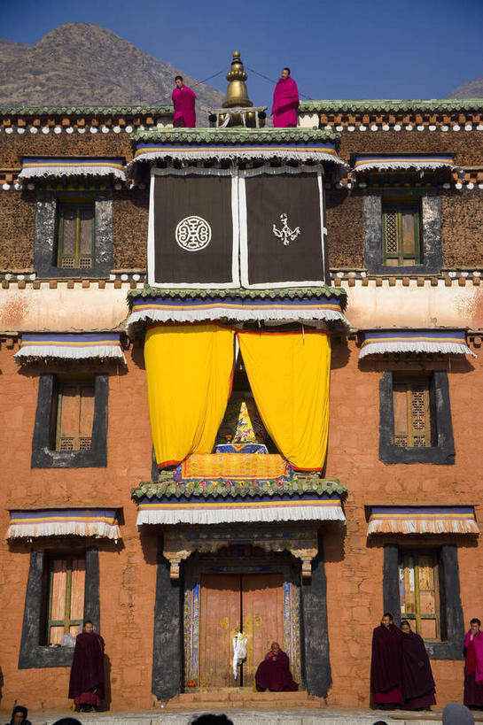 无人,寺庙,竖图,室外,白天,正面,旅游,度假,名胜古迹,窗户,门,标志建筑,地标,建筑,中国,亚洲,一排,许多,阴影,节日,遗迹,整齐,并列,并排,光线,影子,墙,很多,燃烧,古迹,文化,文物,娱乐,建设,古建筑,玻璃窗,墙壁,墙面,排列,红色,蓝色,蓝天,天空,阳光,香火,门框,庙宇,天,祈祷,享受,休闲,健康,旅游胜地,放松,许愿,宗教,信仰,晴朗,纪念,祈求,队列,平行,古文明,东亚,甘肃,甘肃省,夏河县,拉卜楞寺,万里无云,中华人民共和国,西北地区,甘,甘南,甘南州,夏河,平安,晴空,晴空万里,彩图,庙,寺